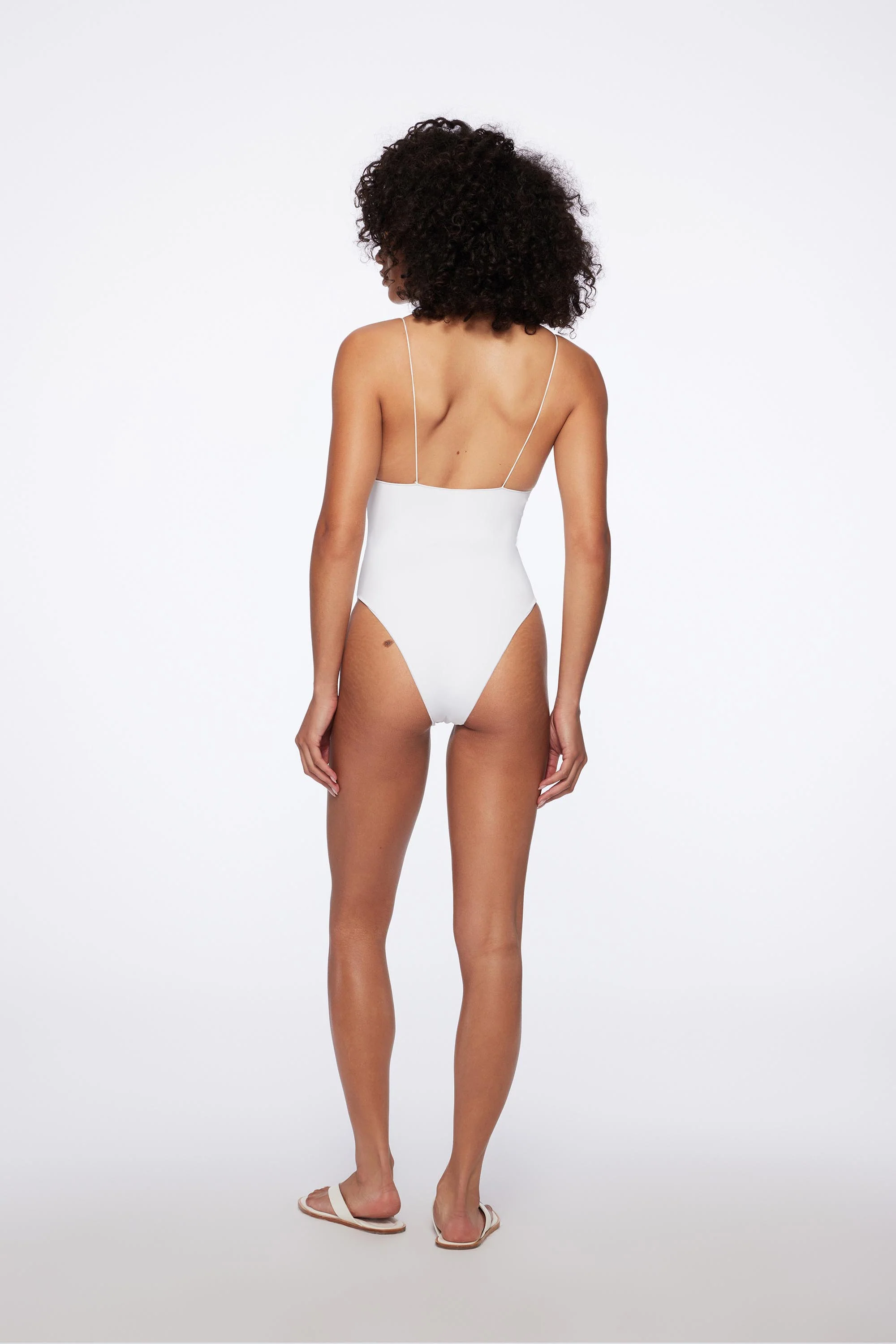 the sculpting C in white compression - Image 6